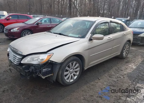 2013 Chrysler 200 Touring z USA, uszkodzony, nr VIN 1C3CCBBG2DN703591